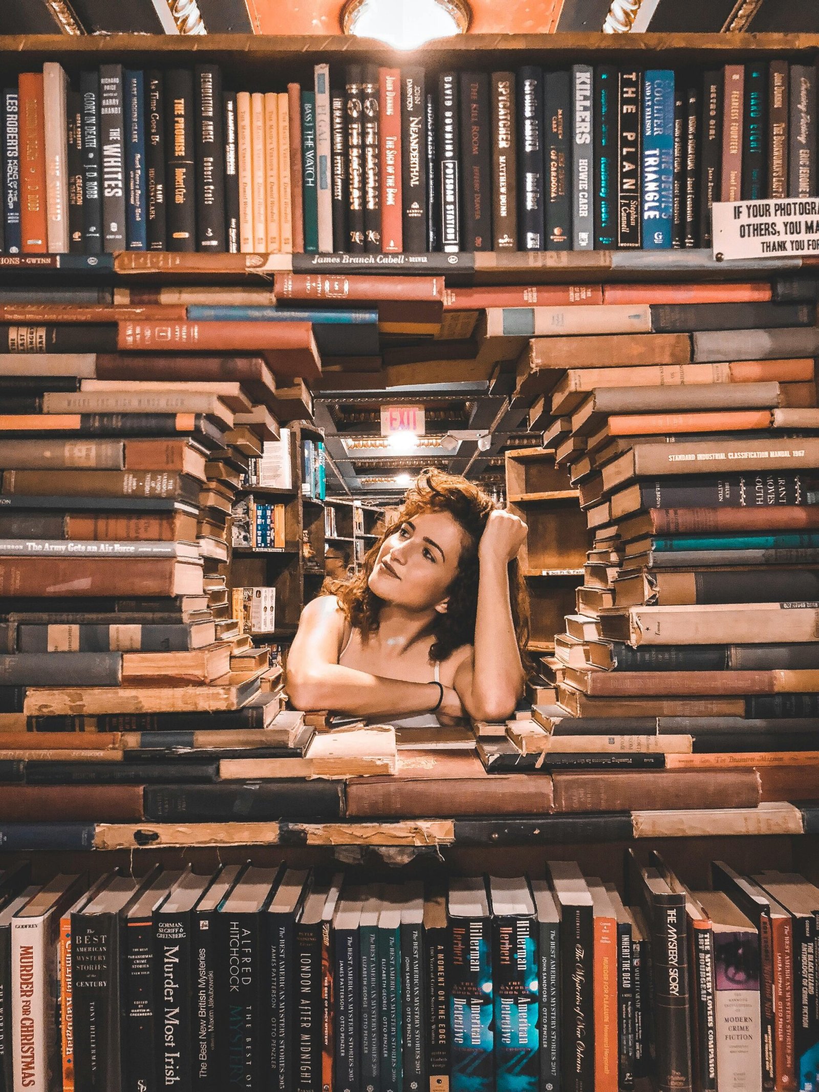 Mujer rodeada de libros